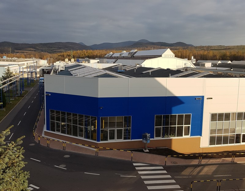 AGC Automotive otevřela novou halu na výrobu autoskel